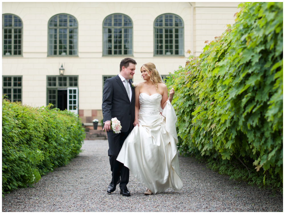 Bröllopsporträtt vid Näsby Slott innan vigsel i Stadshuset fotat av bröllopsfotograf Erika Aminoff