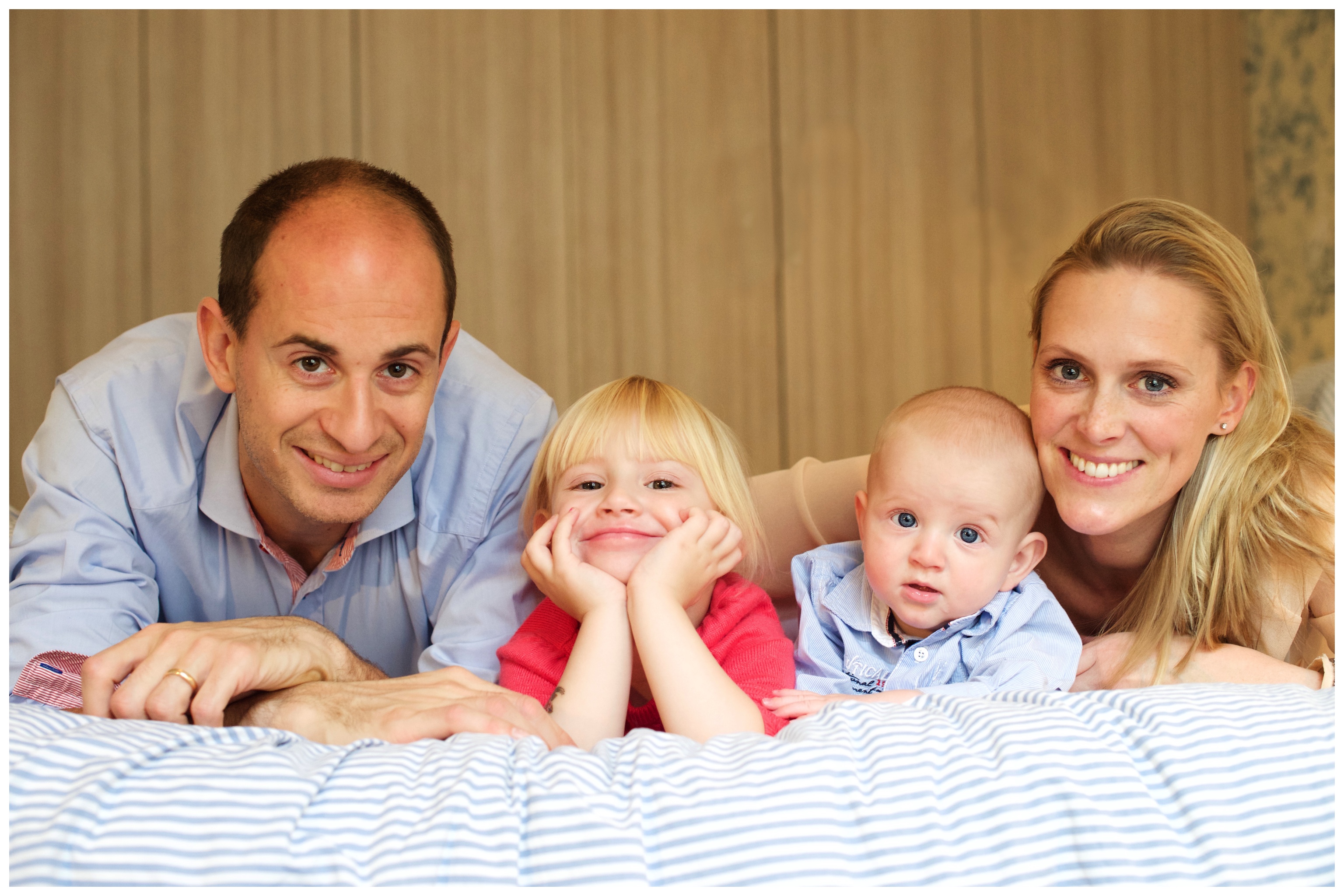 Familjefotografering hemma i lägenhet eller hus ger avslappnade och levande bilder