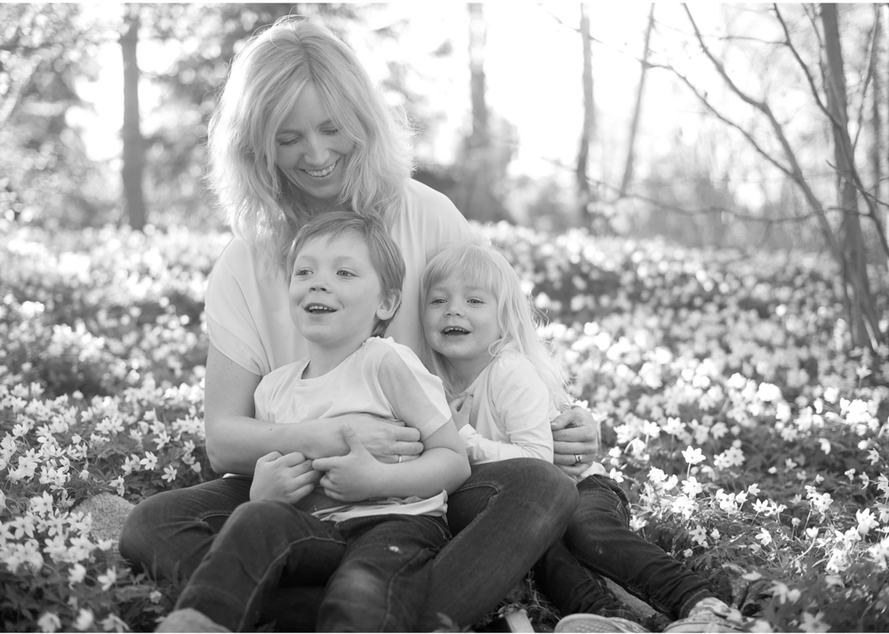 Familjefotografering bland vitsippor Täby Barnfotograf Familjefotograf Erika Aminoff