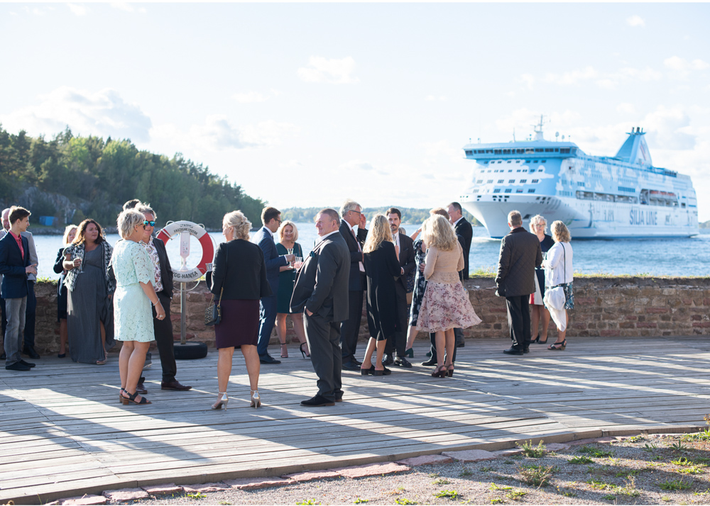 Bröllop på Fredriksborg vid vattnet fotograf Erika Aminoff