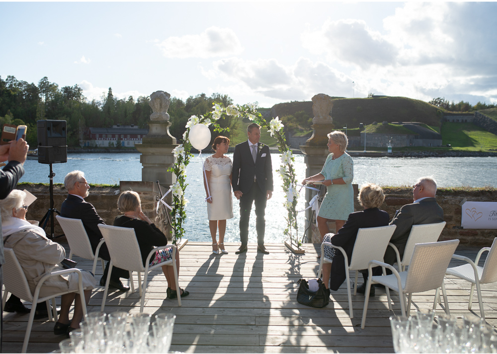Bröllop på Fredriksborg Vigsel på bryggan fotograf Erika Aminoff