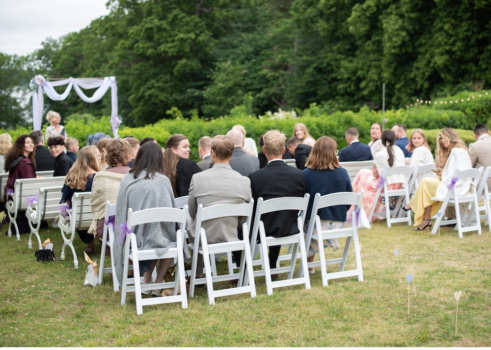 Bröllopsgäster vid utomhusvigsel på Riddersviks herrgård