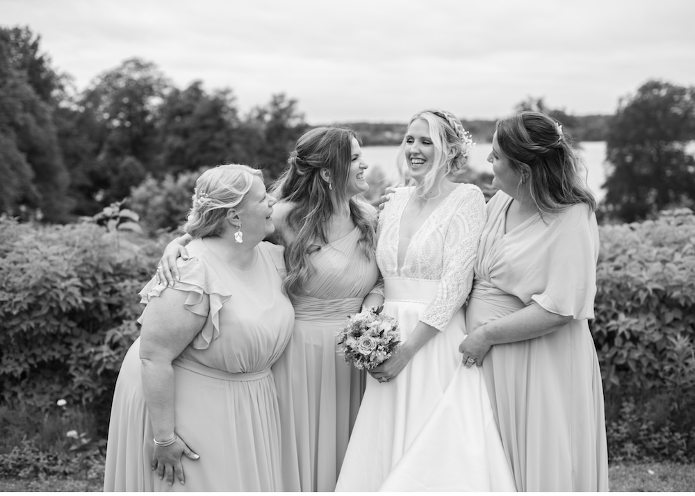 Brud och brudtärnor bröllopsfotograf Erika Aminoff